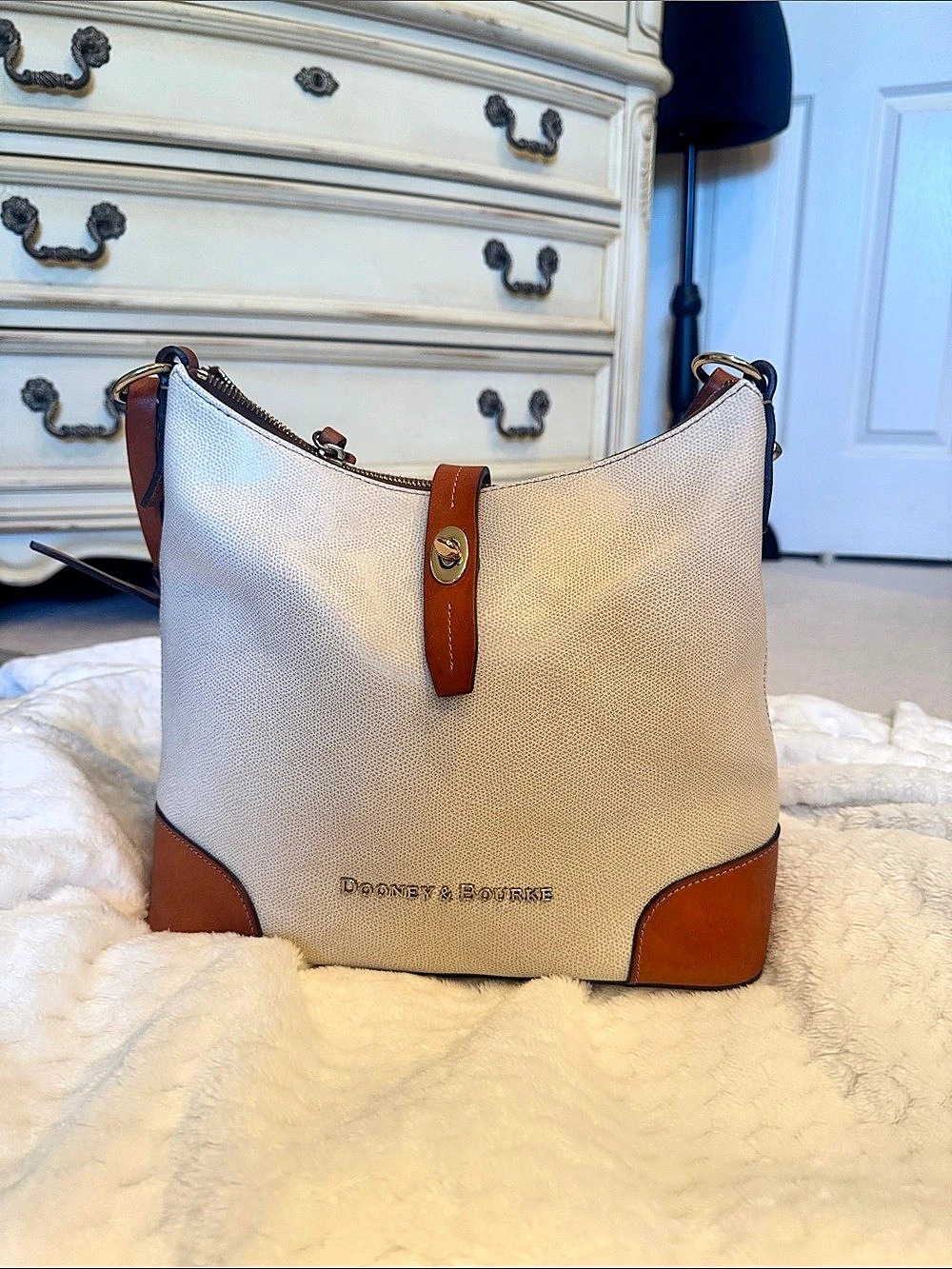 Dooney & Bourke Pebble Turnlock Sac 30 Shoulder Bag Cream & Brown
